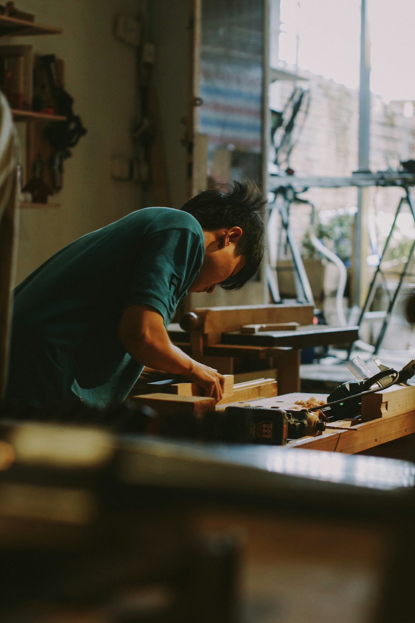 Un artisan travaille une pièce de bois dans son atelier